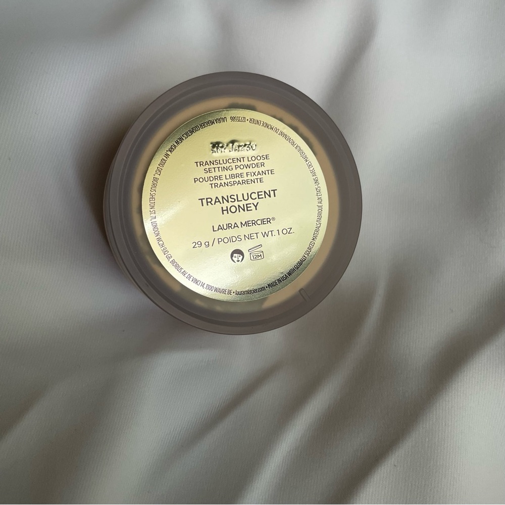 Laura Mercier Setting Powder & Puff - Picture 3 of 4